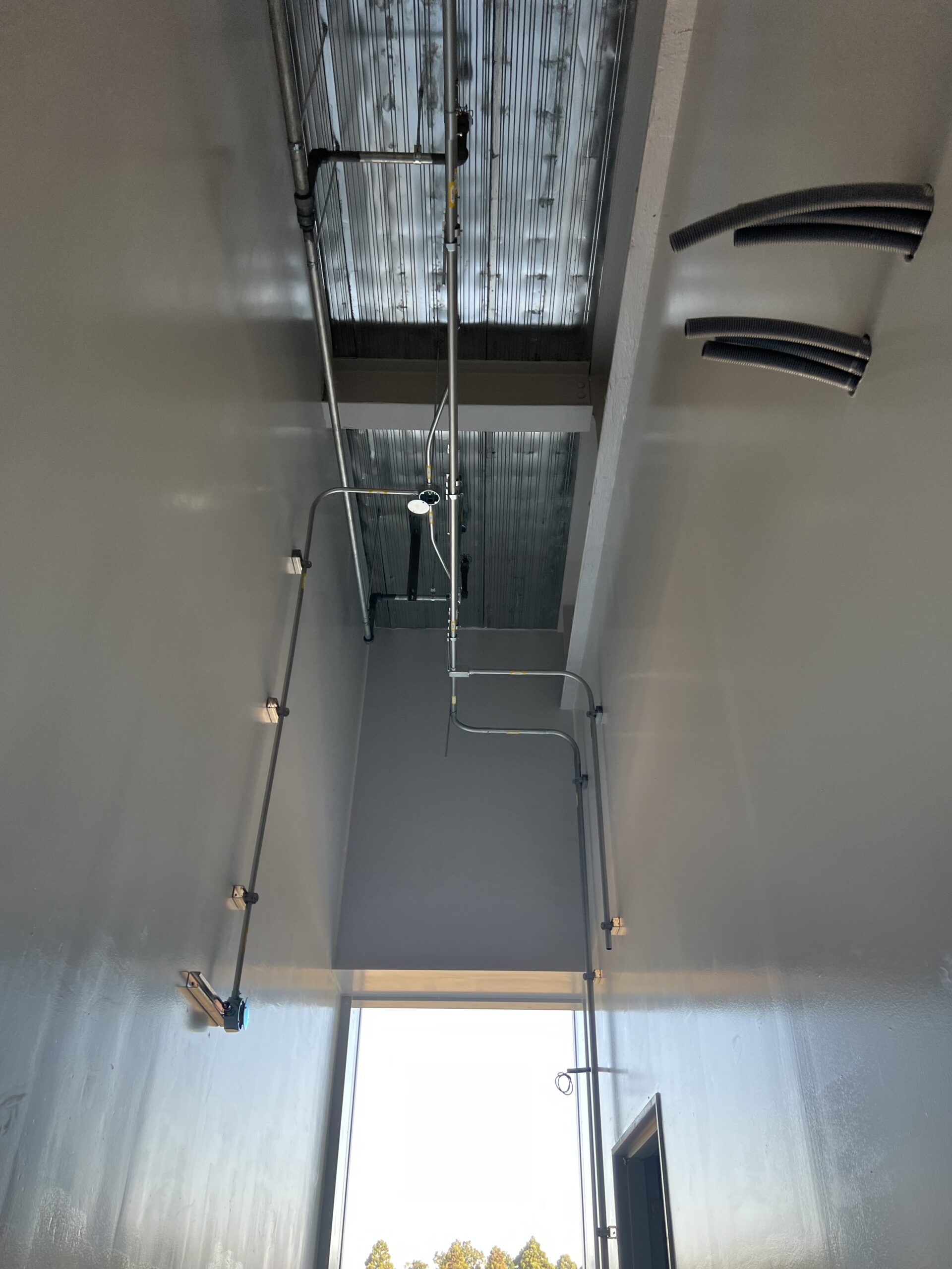 階段エリア配管工事